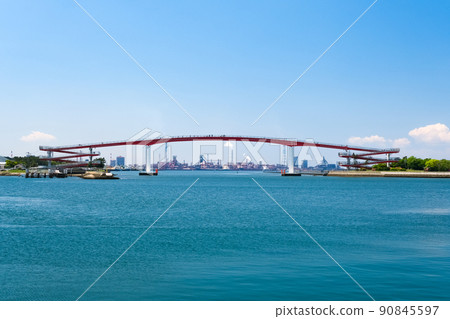 從千葉縣木更津市和後面的工業區看到的中之島橋 從千葉縣木更津市和後面的工業區看到的中之島橋 90845597