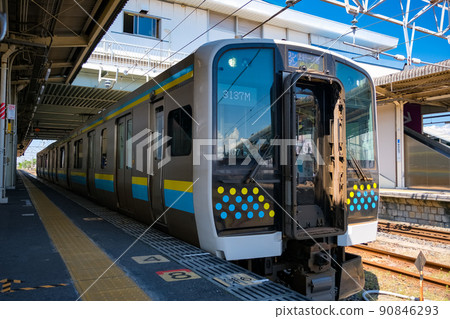 E131系列列車在JR東內房線木更津站停靠 90846293