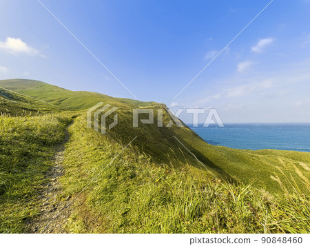禮文島，北海道丘陵和海邊的藍天/禮文島，日本 90848460