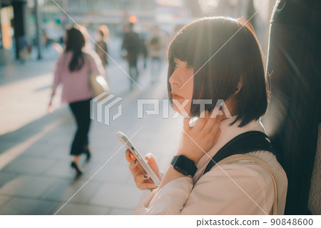 穿著制服的女學生有吉他和智能手機和城市 穿著制服的女學生有吉他和智能手機和城市 90848600