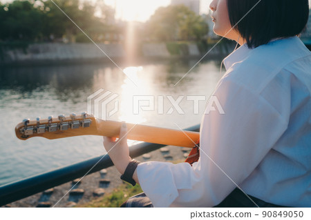 彈吉他和城市的製服的女學生 90849050