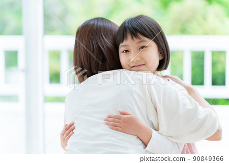 女孩和媽媽擁抱 90849366