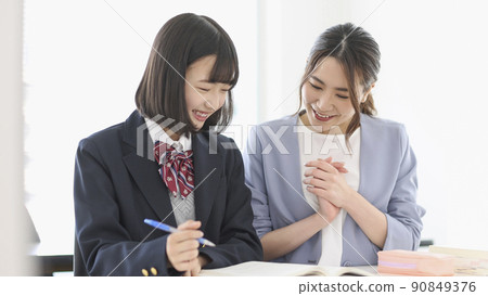 Female students in uniforms and cram school teachers Junior high school and high school students 90849376