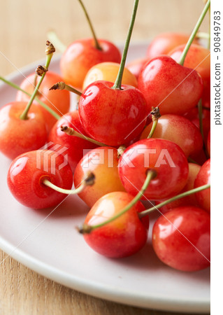 Cherry on a plate (Sato Nishiki from Yamagata Prefecture) 90849783
