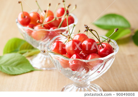玻璃碗中的櫻桃（山形縣佐藤錦） 90849808
