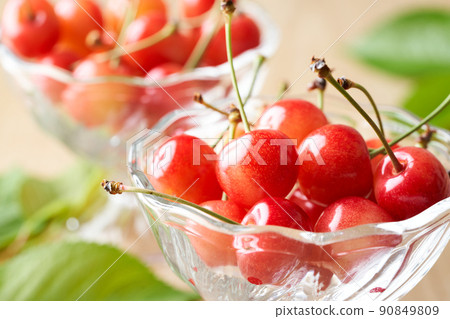 玻璃碗中的櫻桃（山形縣佐藤錦） 90849809