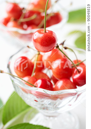 Cherry in a glass bowl (Sato Nishiki from Yamagata Prefecture) Cherry in a glass bowl (Sato Nishiki from Yamagata Prefecture) 90849819