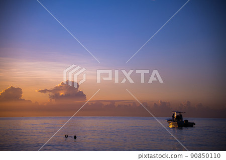 Miami sunrise sea 90850110