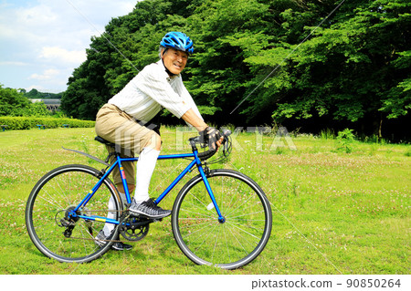 Energetic senior cycling Energetic senior cycling 90850264