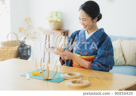 A woman who knits a basket bag with a kimono A woman who knits a basket bag with a kimono 90850420