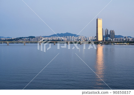 Dusk view of Han River and skyscrapers in Yeouido in Seoul, South Korea 90850837
