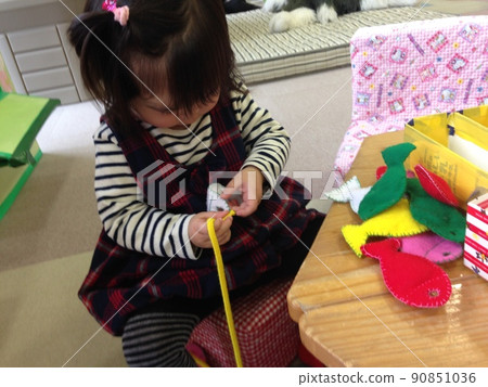 Girl through a string 90851036