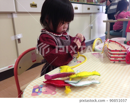 Girl through a string 90851037