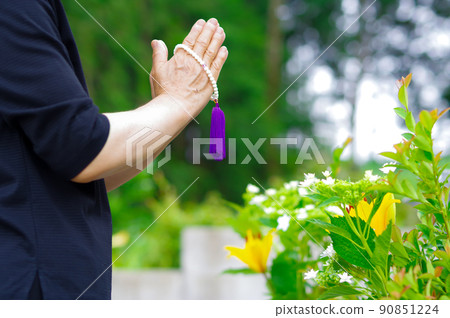 A woman holding her hand to the grave A woman holding her hand to the grave 90851224