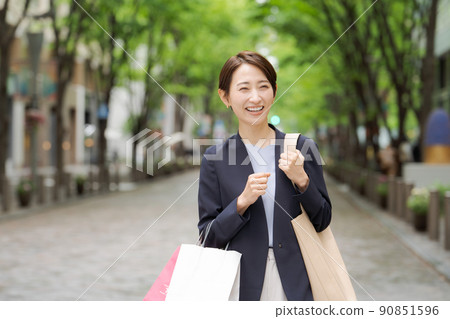 戶外購物的女性 90851596