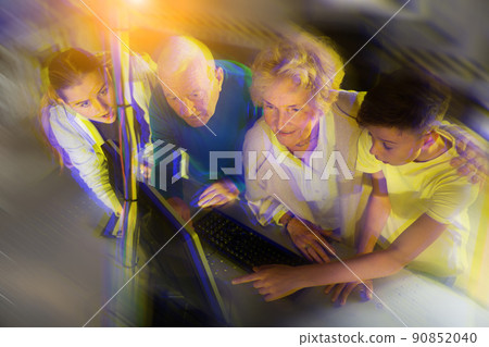 Grandparents and grandchildren are trying to find a solution to the puzzle in quest 90852040