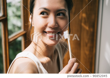 Women who brush their teeth and women who use bamboo toothbrushes Women who brush their teeth and women who use bamboo toothbrushes 90852045