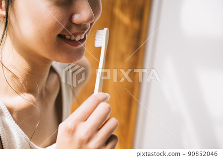 Women who brush their teeth and women who use bamboo toothbrushes Women who brush their teeth and women who use bamboo toothbrushes 90852046