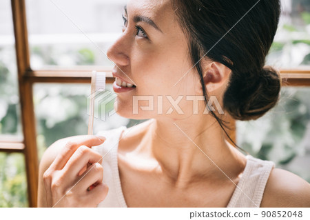 Women who brush their teeth and women who use bamboo toothbrushes Women who brush their teeth and women who use bamboo toothbrushes 90852048