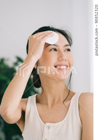 使用天然材料製成的保濕霜、護膚品、乳液和棉泡芙的女性 90852320