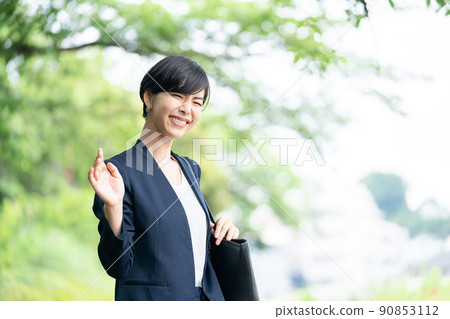 Female business woman in a suit 90853112