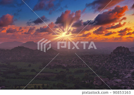 從馬坦加山欣賞亨比遺址的美麗夜景 90853163
