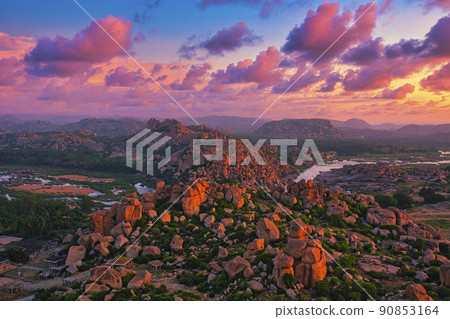 從馬坦加山欣賞亨比遺址的美麗夜景 90853164