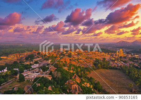 從馬坦加山欣賞亨比遺址的美麗夜景 90853165