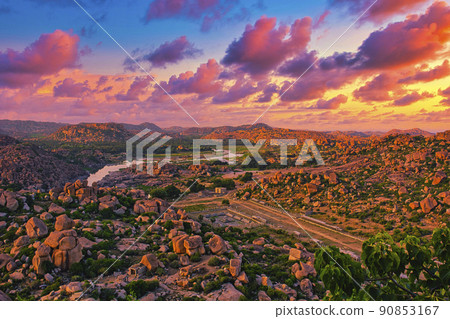 從馬坦加山欣賞亨比遺址的美麗夜景 90853167