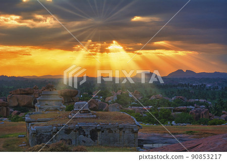 從馬坦加山欣賞亨比遺址的美麗夜景 從馬坦加山欣賞亨比遺址的美麗夜景 90853217