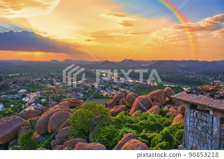 從馬坦加山欣賞亨比遺址的美麗夜景 90853218