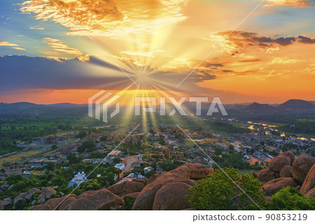 從馬坦加山欣賞亨比遺址的美麗夜景 90853219