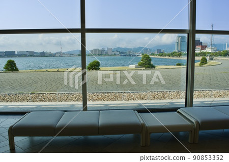 SDGs Nakaumi Lake Shinji Beautiful shore of Lake Shinji designated by Geopark (as seen from the Prefectural Museum of Art) 90853352