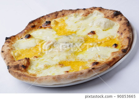 Delicious freshly baked cheese pizza 90853665