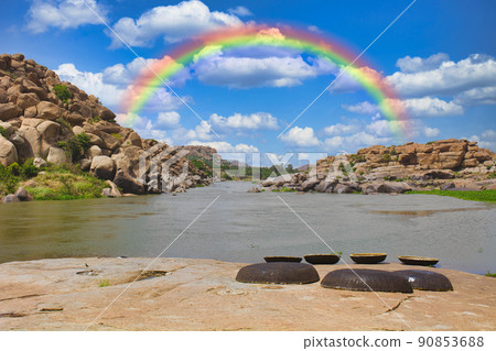 古代亨比考古遺址周圍的巨石 古代亨比考古遺址周圍的巨石 90853688