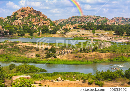 古代亨比考古遺址周圍的巨石 90853692