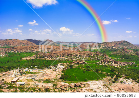 古代亨比考古遺址周圍的巨石 90853698