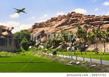 古代亨比考古遺址周圍的巨石 90853701