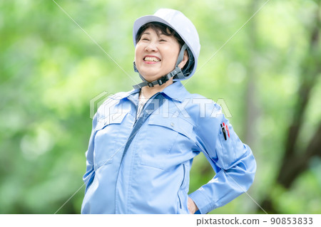 Women in work clothes, fresh green helmet, stretch 90853833