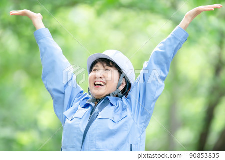 Women in work clothes, fresh green helmet, stretch 90853835