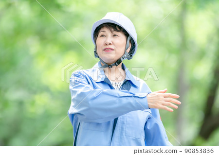 Women in work clothes, fresh green helmet, stretch 90853836