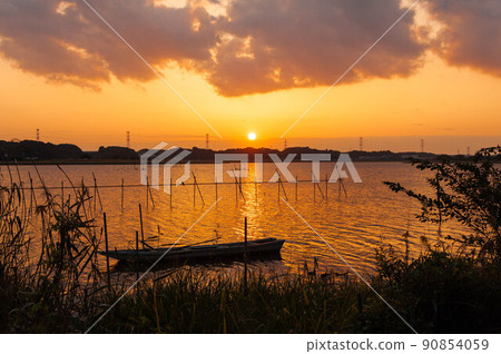 夕陽下手賀沼湖的景色被染成橘色 90854059