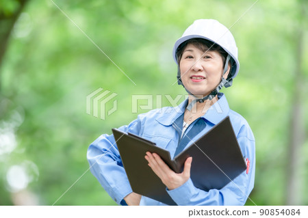 工作服的婦女，新鮮的綠色盔甲文件 90854084