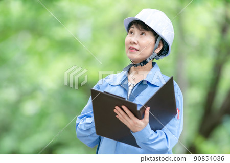 工作服的婦女，新鮮的綠色盔甲文件 90854086