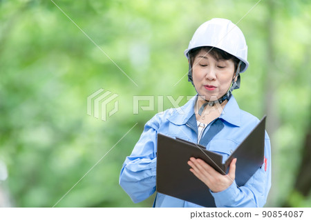 工作服的婦女，新鮮的綠色盔甲文件 90854087