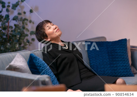 A woman in mourning dress 90854634