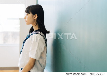 站立在黑板前面的學校女孩 90855330