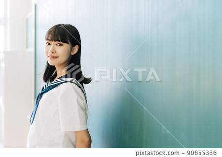站立在黑板前面的學校女孩 90855336