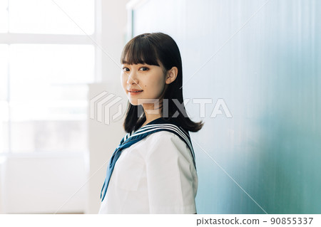 站立在黑板前面的學校女孩 90855337