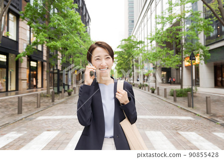 30多歲和40多歲的女性打電話 90855428
